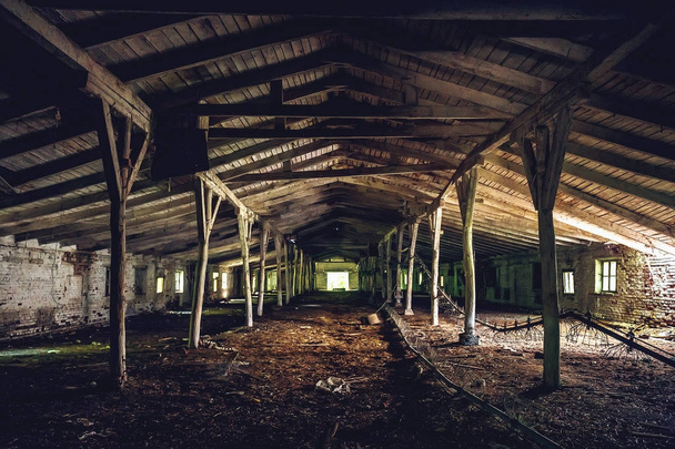 Sötét üres elhagyott ipari raktár épület, alagút perspektíva - Fotó, kép
