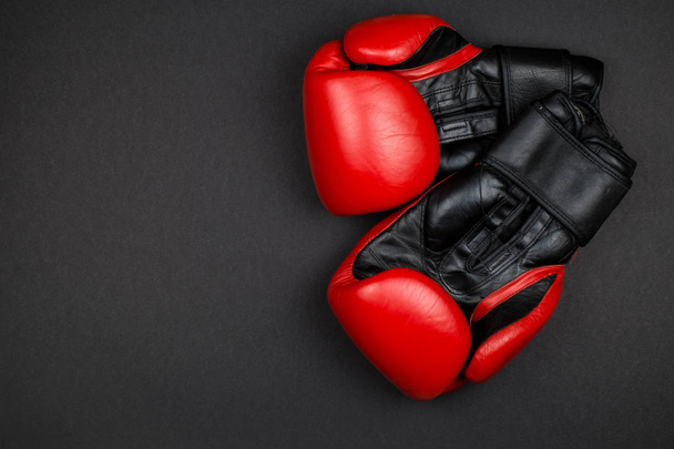 Red boxing gloves - Φωτογραφία, εικόνα