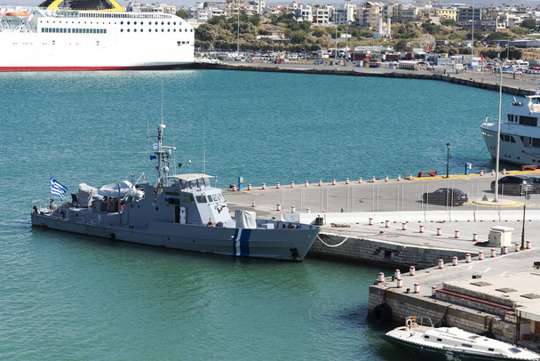 Válečná loď v přístavu na ostrově Kréta. - Fotografie, Obrázek