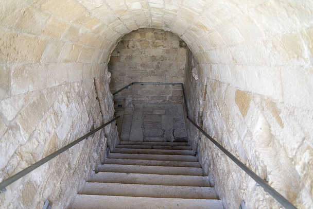 trap naar de kerker van een middeleeuws kasteel - Foto, afbeelding