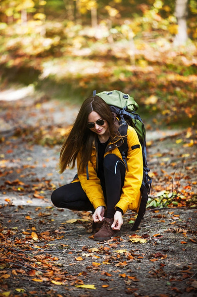 Tourist Girl in the Forest - Φωτογραφία, εικόνα