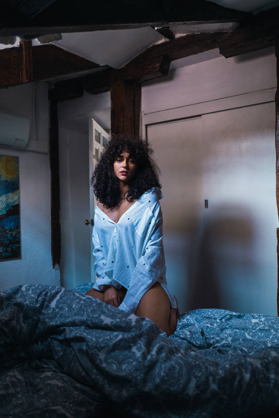 Attractive woman on bed - Valokuva, kuva