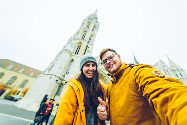 Paar maken selfie tegen kerk - Foto, afbeelding