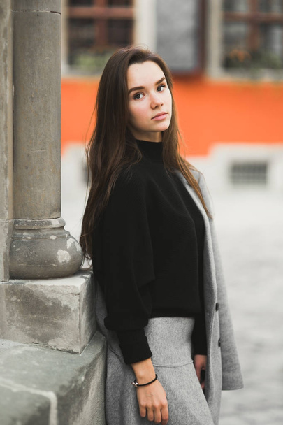 Portrait of a young beautiful woman in a urban background - Фото, зображення