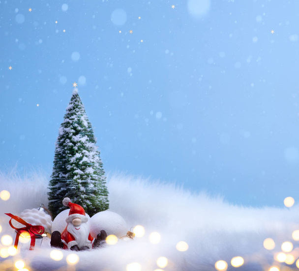 Διακόσμηση διακοσμήσεις χριστουγεννιάτικο δέντρο και διακοπές σε Σάντα - Φωτογραφία, εικόνα