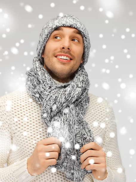 Handsome man in warm sweater, hat and scarf - Foto, immagini