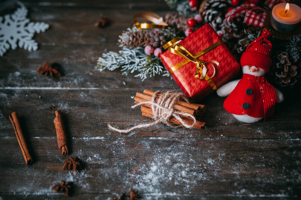 Klasik Noel ve yeni yıl kompozisyon. Mumlar, kardan adam, çam kozalakları, ahşap arka plan üzerinde hediye kutusu - Fotoğraf, Görsel