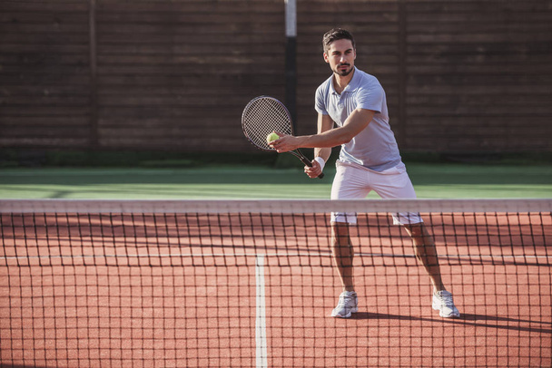 Людина грати в теніс
 - Фото, зображення