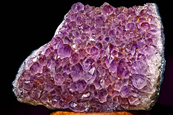 Geode Amethyst crystal na czarnym tle - Zdjęcie, obraz