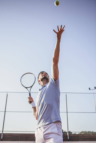 Άντρας που παίζει τένις - Φωτογραφία, εικόνα