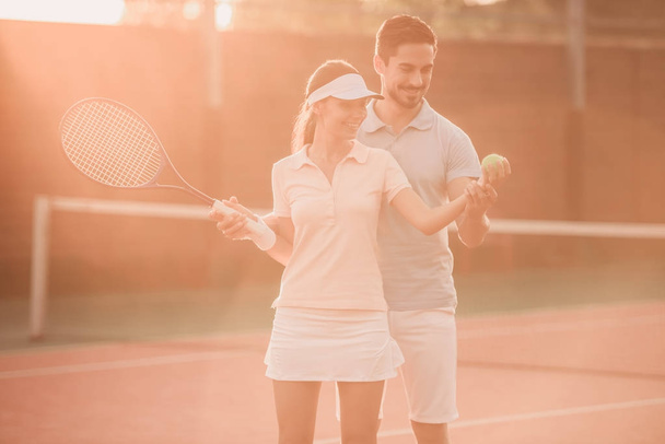 テニスをしているカップル - 写真・画像
