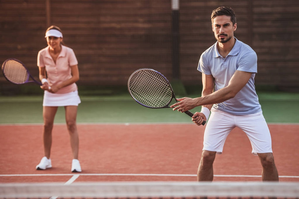 Couple jouant au tennis
 - Photo, image