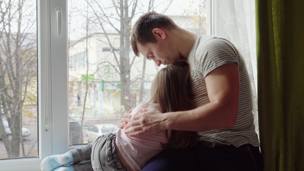Vater tröstet seine kleine Tochter - Filmmaterial, Video