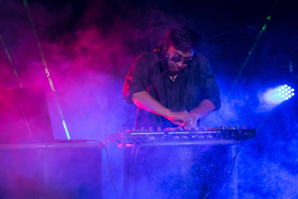 DJ ist Rhythmusmusik mit Controller und Mischpult. - Foto, Bild