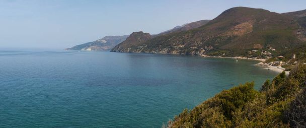 Korsika: die wilde Landschaft des Haute Corse (Oberkorsika) mit Blick auf das Mittelmeer, Felsen, Klippen und Strand, umgeben von der mediterranen Macchia - Foto, Bild