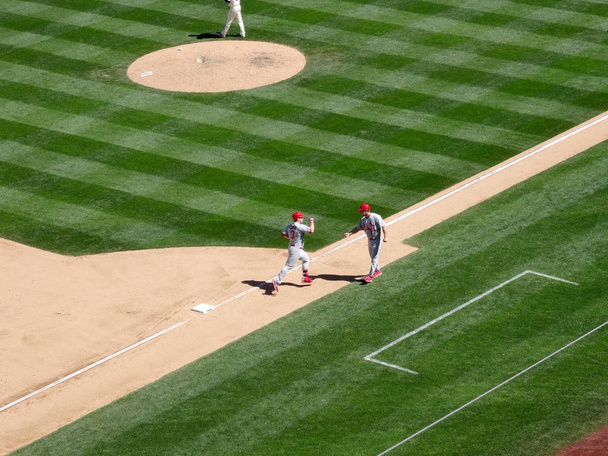 Cardinals batter Jedd Gyorko circles 3rd base after hitting home - Foto, Bild