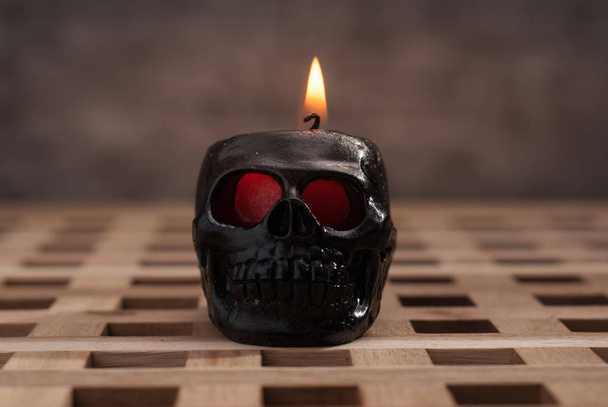 Kerze in Form eines Totenkopfes, - Foto, Bild