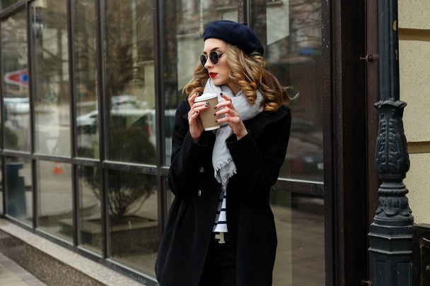 Street photo of young beautiful woman wearing stylish classic clothes. - Foto, imagen