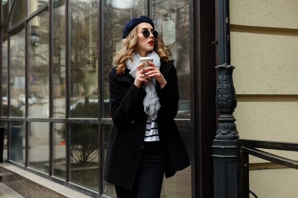 Street photo of young beautiful woman wearing stylish classic clothes. - Fotoğraf, Görsel