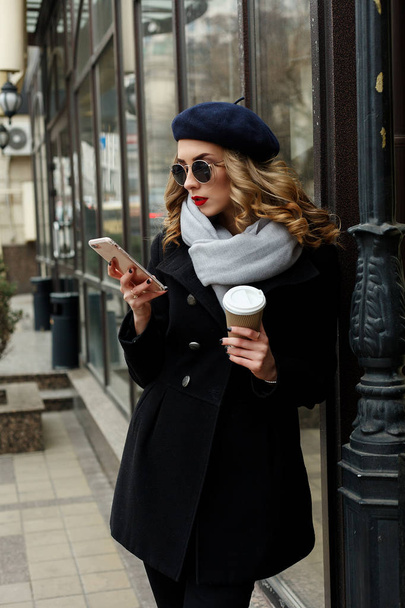 Street photo of young beautiful woman wearing stylish classic clothes. - Foto, Imagem
