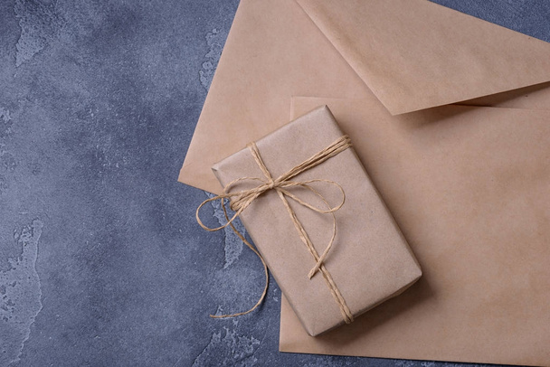 Подарочная коробка Kraft и чистый конверт
 - Фото, изображение