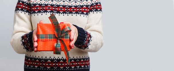 Unrecognizable woman holding christmas gift - Foto, afbeelding