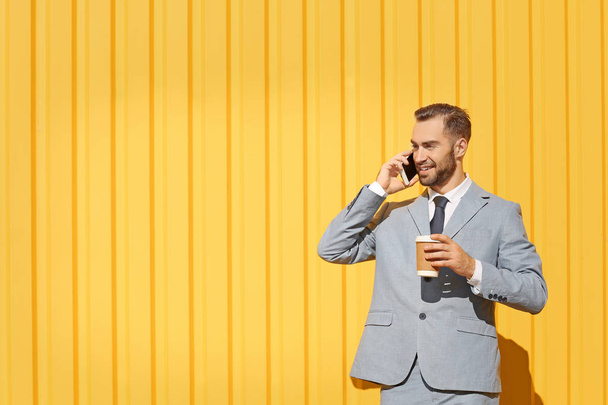 Handsome man in elegant suit on color background - Φωτογραφία, εικόνα