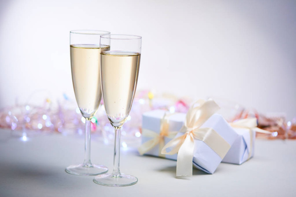 два бокала с шампанским, новогодняя концепция
  - Фото, изображение