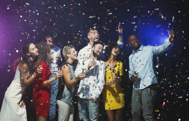 Happy mladí přátelé večírek na noční klub a teking selfie - Fotografie, Obrázek