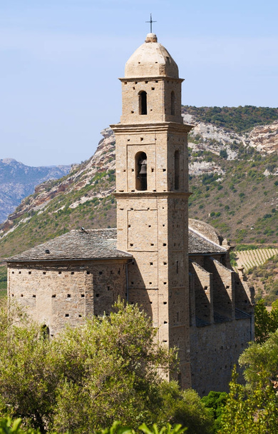 Korsika: Details der Kirche des Heiligen Martin aus dem 16. Jahrhundert in Patrimonio, einer kleinen Stadt des Haute Corse, umgeben von grünen Hügeln und Weinbergen  - Foto, Bild