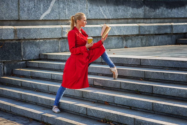 Ballerina koffie drinken en lezen in stad - Foto, afbeelding