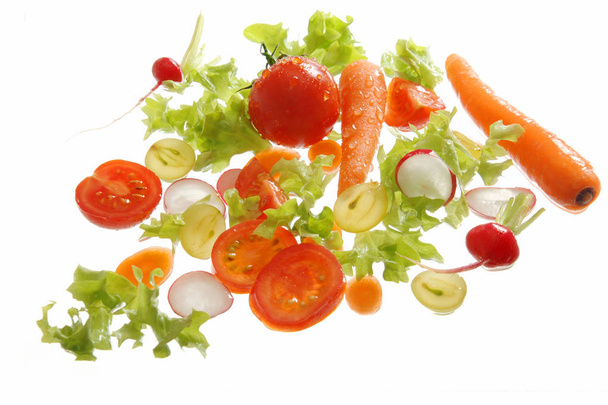 Surtido fresco de verduras saludables aisladas sobre fondo blanco, con gotas de agua
 - Foto, imagen