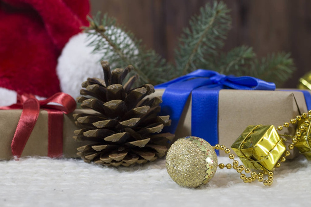Санта Клауса капелюх, дві коробки подарунки, перев'язані червоним і синім ribbo - Фото, зображення