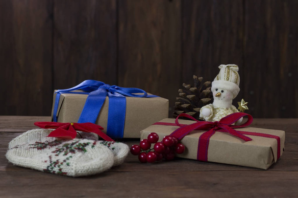 Коробки з подарунками упаковані в ремісничий папір, шкарпетки з візерунком
 - Фото, зображення