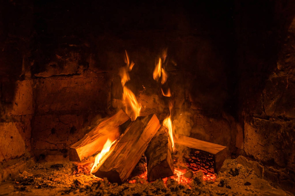 Un feu brûle dans une cheminée, le feu pour garder au chaud - Photo, image