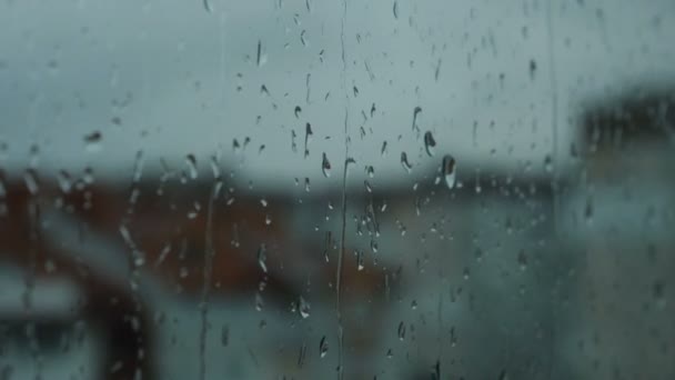 Cerrar imagen de gotas de lluvia cayendo sobre una ventana
 - Metraje, vídeo
