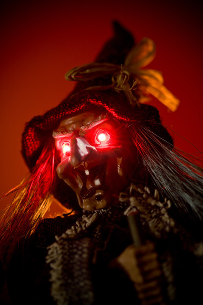 boszorkány báb vörös izzó szeme - Fotó, kép