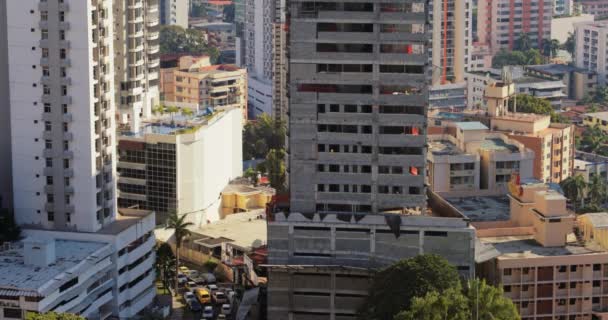 canteiro de obras com novo edifício arranha-céus homens no trabalho
 - Filmagem, Vídeo