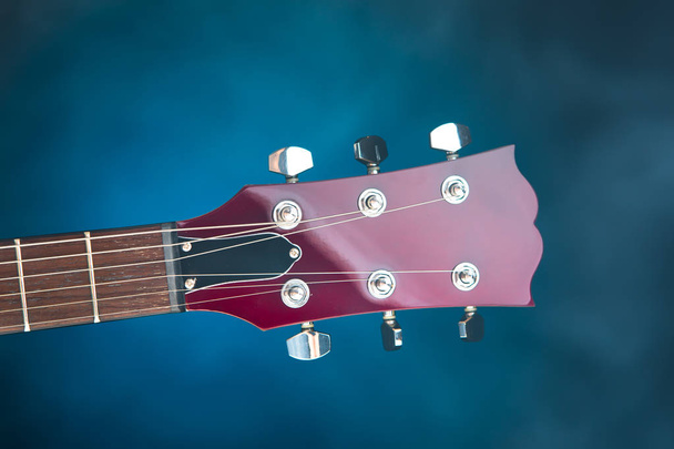 testa di chitarra elettrica, sfondo blu
 - Foto, immagini