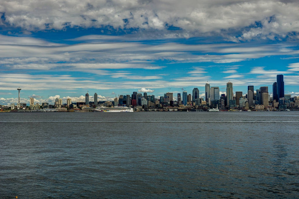 Vista de la ciudad hacia Seattle con aguja espaciadora y Skyline Washingt
 - Foto, Imagen