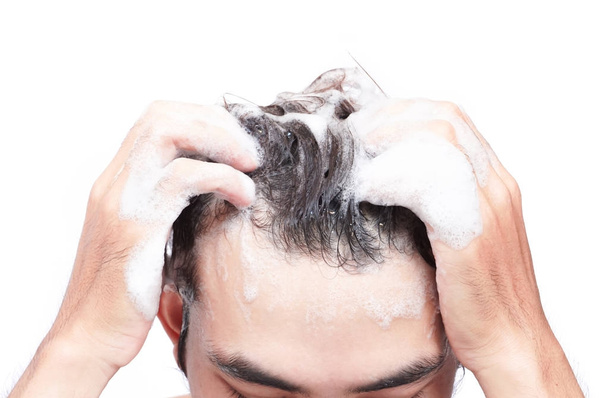 Νεαρός άνδρας closeup πλύσιμο των μαλλιών με λευκό φόντο, η έννοια της υγειονομικής περίθαλψης - Φωτογραφία, εικόνα