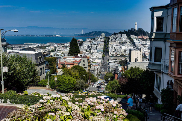 Coit Tower San Francisco California Birleşik s ile sokak görünümü - Fotoğraf, Görsel
