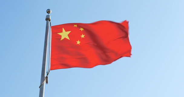 Chinese vlag zwaaien in de lucht - Foto, afbeelding