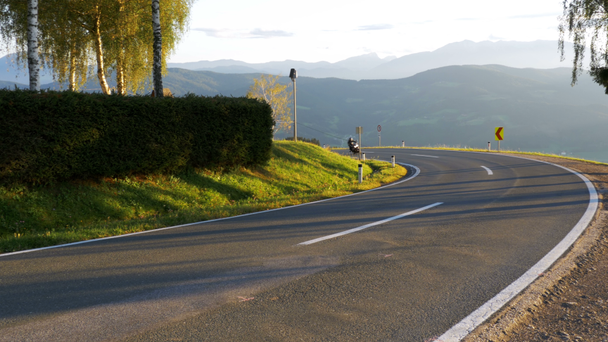 Moto Biker roule sur une route de montagne depuis le virage. Vue paysage sur les Alpes, Autriche
 - Séquence, vidéo