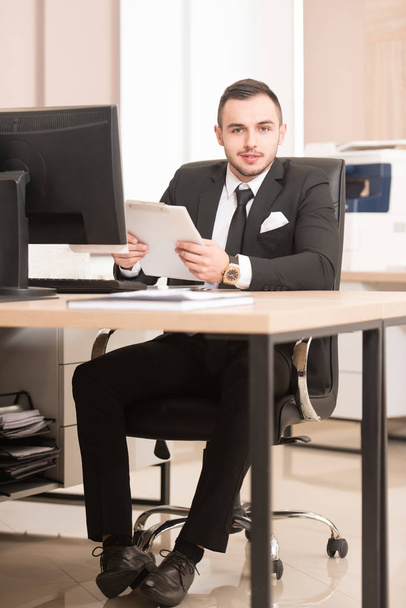 Businessman Working With Documents In The Office - Foto, Imagem