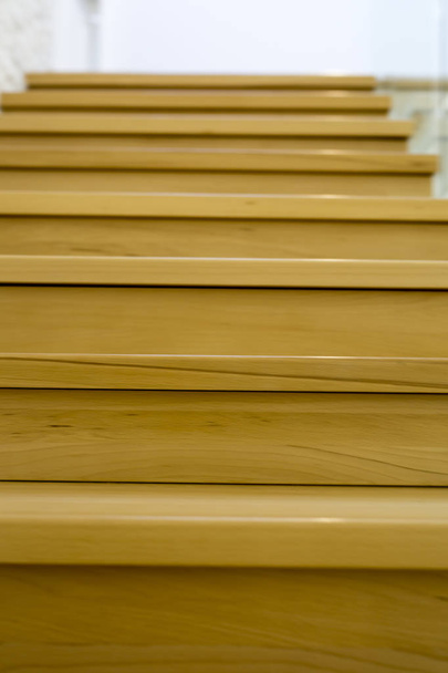 Nowoczesne białe schody z poręczą drewnianą - Zdjęcie, obraz