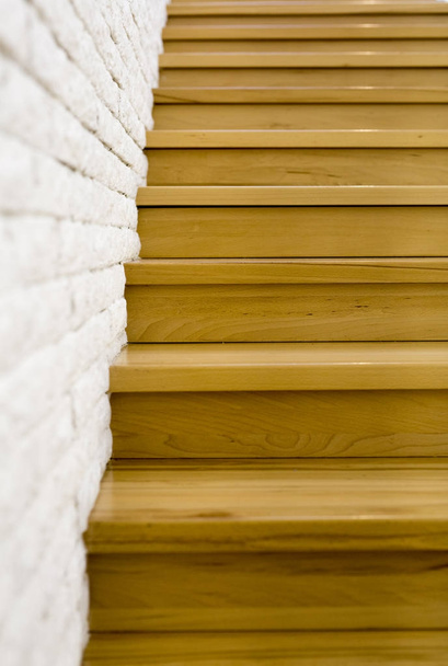 Moderní bílé schodiště s dřevěným madlem - Fotografie, Obrázek