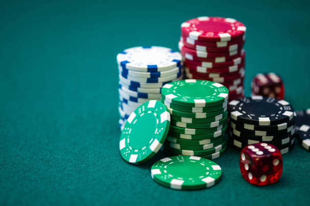 Pila de fichas de póquer en la mesa verde
 - Foto, Imagen