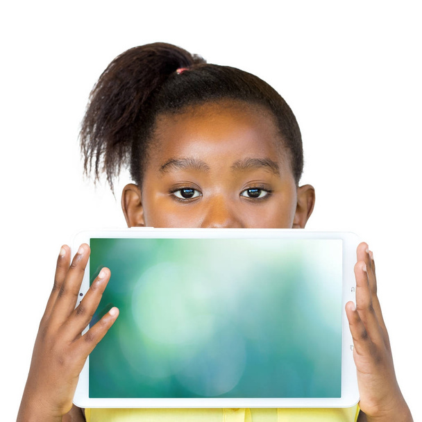 Africká dívka schovává za prázdné tabletovou obrazovkou. - Fotografie, Obrázek