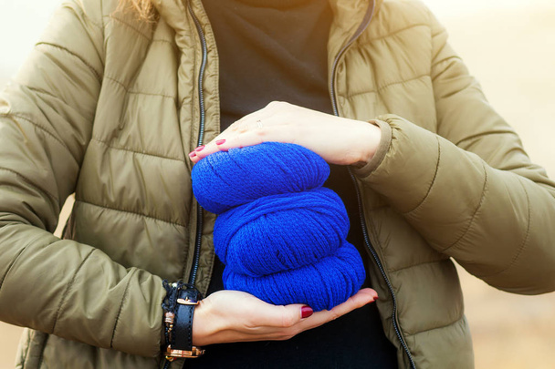 Gros plan d'une femme tricotée
 - Photo, image